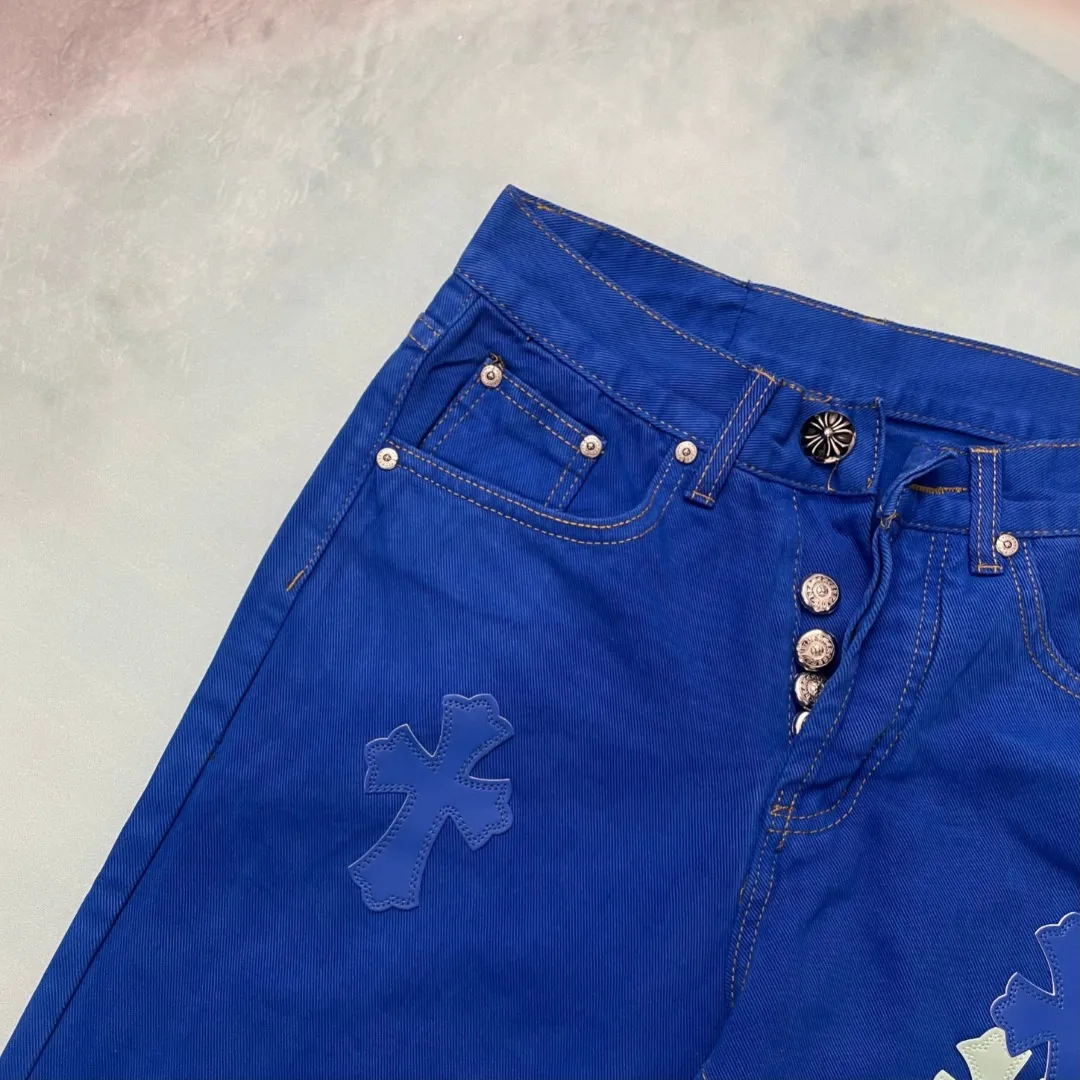🅿️310 🔘Style No.-KL117 🔘Cro Heart𝐂𝐡𝐫𝐨𝐦𝐞 𝐇𝐞𝐚𝐫𝐭 CH Limited Dopamine Blue Patch Leather Jeans* These dopamine jeans are ridiculously handsome. Fashion trendsetters, gather your attention! This dopamine personalized jeans can be called the "nuclear weapon" of fashionable people's wear. Not only are they the same style for celebrities, they are also regarded as favorites by many fashion bloggers and their popularity remains high. The new design polishes the shape and upper body effect to the extreme. The time it takes to make one pair of pants is equivalent to making 20 pieces of short-sleeves, and the complexity of the process is beyond imagination. It is made of high-quality imported denim, which is soft to the touch, wear-resistant and has a high-end texture. In order to give it just the right color and texture, the design team repeatedly washed and proofed it. After countless attempts and adjustments, it was presented to the public in an almost perfect posture. Wearing it is not only comfortable and comfortable, but also instantly increases the eye-catching index of the outfit, making it easy to become the focus of the crowd. Whether it is daily outings or important occasions, you can easily create a fashionable atmosphere.  Size: S M L XL (28.30.32.34) Color: Blue